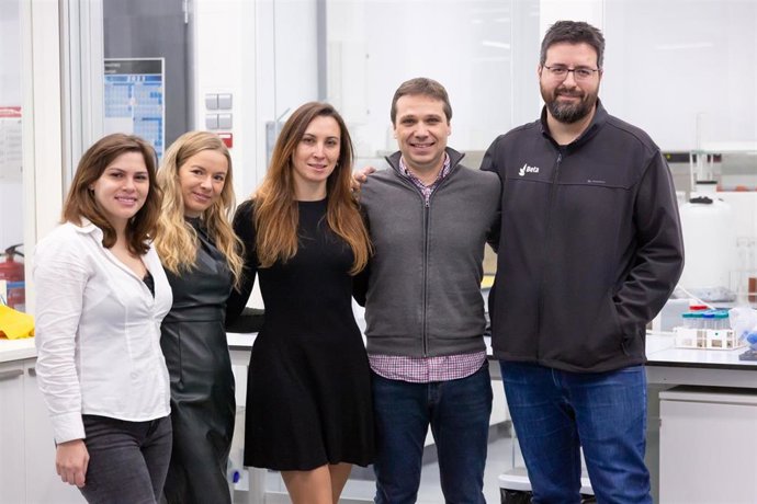 De izquierda a derecha, las investigadoras ucranianas Yaryna Zhdanova, Galyna Ryabukha e Iryna Kohut, con Sergio Ponsá y Albert Palou en el CT BETA