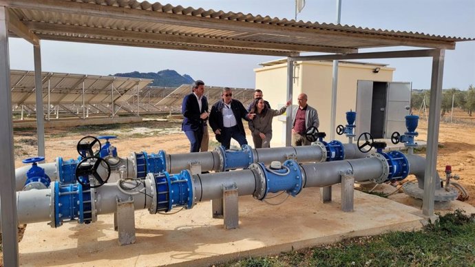 El consejero Antonio Luengo y la alcaldesa de Yecla, Remedios Lajara, durante su visita a la Comunidad de Regantes de Hoya del Mollidar-Hortichuelo