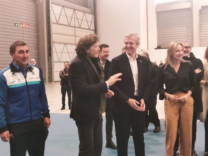 El presidente de la Xunta y presidente del PPdeG, Alfonso Rueda, junto al secretario xeral de Deportes, José Ramón Lete, y la delegada de la Xunta y candidata a la Alcaldía de Vigo, Marta Fernández-Tapias.