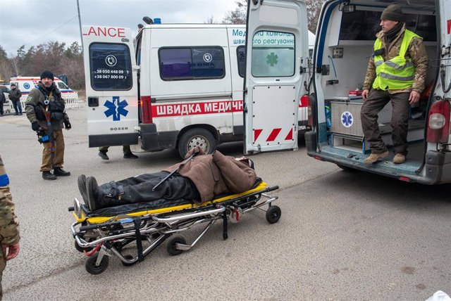 Archivo - Imagen de archivo de un ombre herido en Iripin que espera a ser atendido por los médicos. 