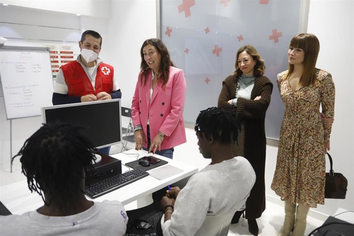 La consejera de Integración Social, Juventud e Igualdad de la Junta, Loles López, durante la visita el centro de atención a refugiados de Cruz Roja en Málaga.