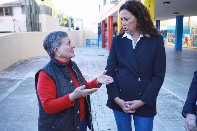 La presidenta del Consell de Mallorca, Catalina Cladera (d), durante la visita a las instalaciones del Proyecto Socieducativo Naüm.