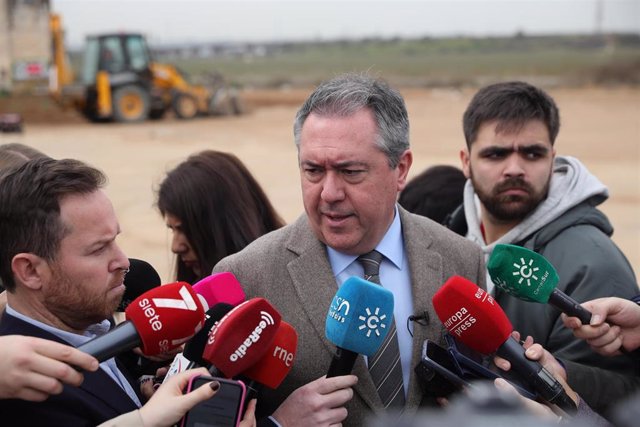 El secretario general del PSOE de Andalucía y Portavoz del Grupo Parlamentario Socialista, Juan Espadas, atiende a los medios de comunicación durante la colocación de la primera piedra del ramal técnico del tramo norte de la línea tres del metro de Sevill