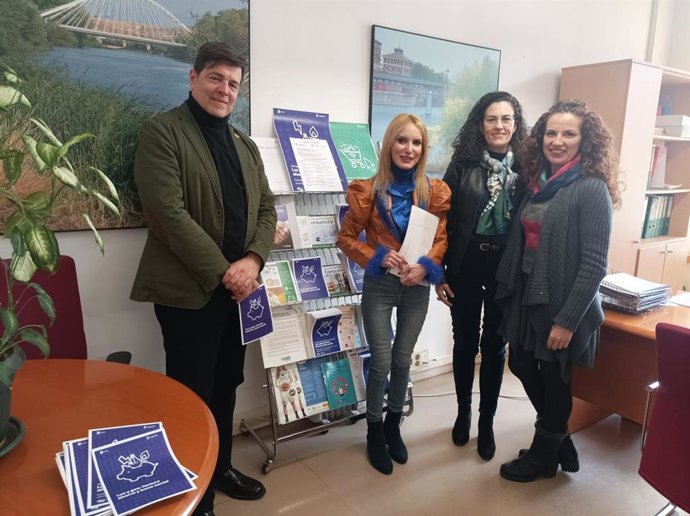 Cruz y responsables de la OMIC de Logroño, en la oficina