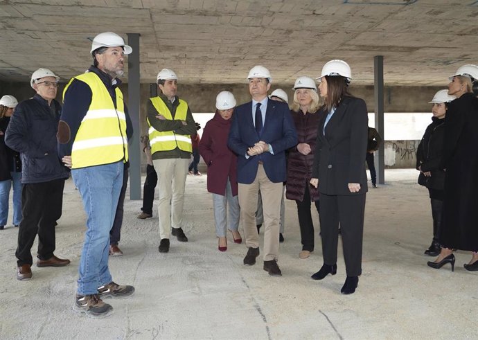 El consejero de Presidencia, Interior y Diálogo Social de la Junta de Andalucía, Antonio Sanz, durante el inicio de las obras del que será nuevo Centro de Salud de Camposoto en San Fernando, a 20 de febrero de 2023 en Cádiz (Andalucía, España).