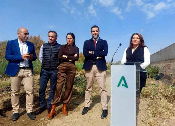 Carmen Crespo explica en Plan de Ramblas en la barriada de Costacabana, Almería