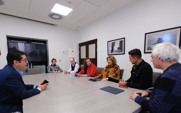 El  presidente del Cabildo de Tenerife, Pedro Martín; la consejera de Acción Social, Marián Franquet; el consejero delegado de Participación Ciudadana y Diversidad, Nauzet Gugliotta, y representantes de FPVCanarias