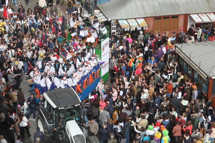 Carrusel de coros en la plaza de Abastos de Cádiz durante el domingo de Carnaval de 2023