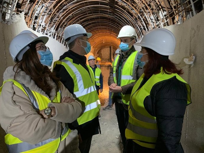 El senador socialista por Granada Abelardo Vico durante una visita a las obras en el pantano de Negratín.