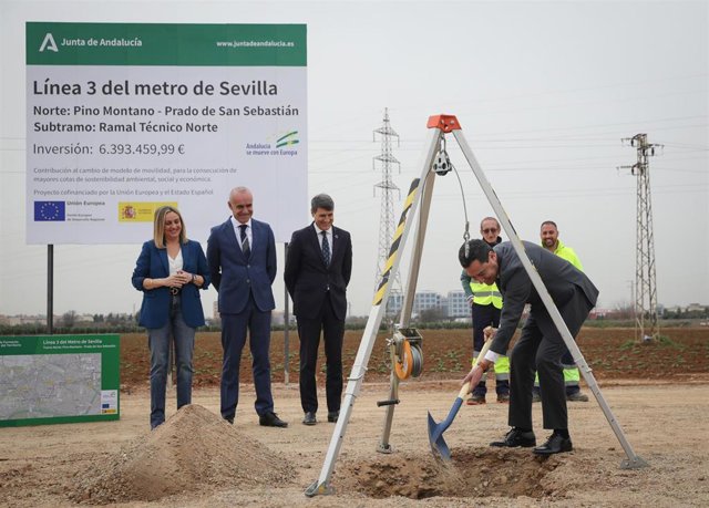 El presidente de la Junta, Juanma Moreno, en la primera piedra del ramal norte de la línea 3 del Metro, con el alcalde de la ciudad, Antonio Muñoz,; el delegado del Gobierno en Andalucía, Pedro Fernández; y la consejera de Fomento, Marifrán Carazo.