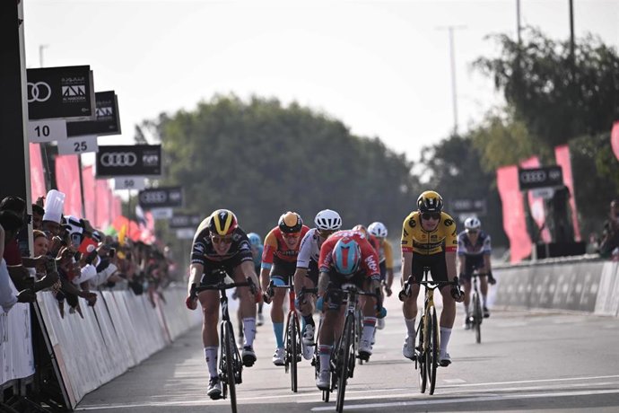 El belga Tim Merlier, primer líder del UAE Tour de 2023.