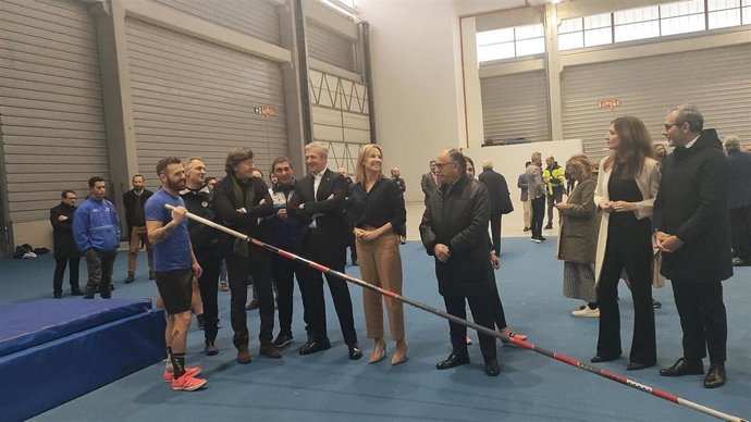 El presidente de la Xunta, Alfonso Rueda, junto a otras autoridades, en la inauguración del módulo de atletismo instalado en el pabellón 5 del Instituto Ferial de Vigo.