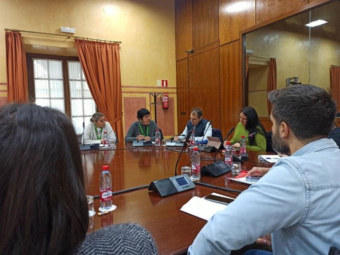 Reunión de Por Andalucía con representantes de la comunidad educativa andaluza en el Parlamento.