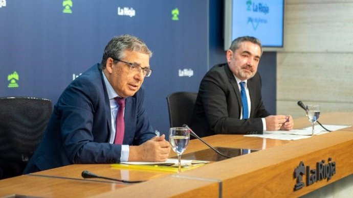 El consejero de Gobernanza Pública, Pablo Rubio, junto al director general de Política Local, Ricardo Velasco