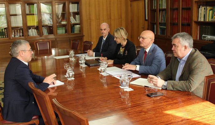 Un momento de la reunión mantenida con el Secretario de Estado de Medio Ambiente, Hugo Morán.