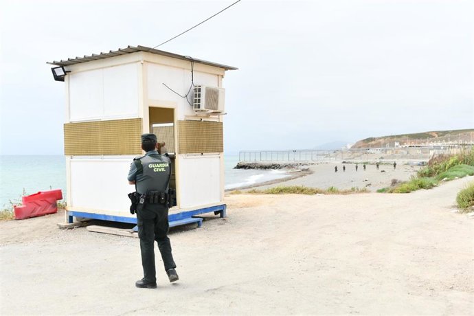 Archivo - Un agente de Guardia Civil vigila en la frontera de Ceuta durante la crisis migratoria de mayo de 2021