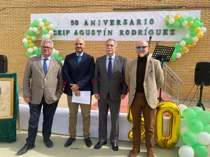 Viso (2 dcha.), en el acto conmemorativo del 50 aniversario del CEIP Agustín Rodríguez de Puente Genil.