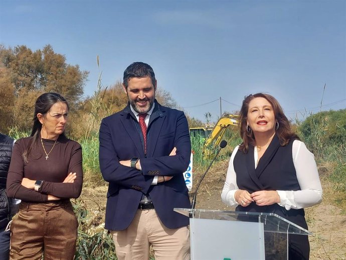 La consejera de Agricultura de la Junta de Andalucía, Carmen Crespo, interviene en un acto junto a la delegada de la Junta en Almería, Aránzazu Martín, y el teniente alcalde de Almería, Juan José Alonso.