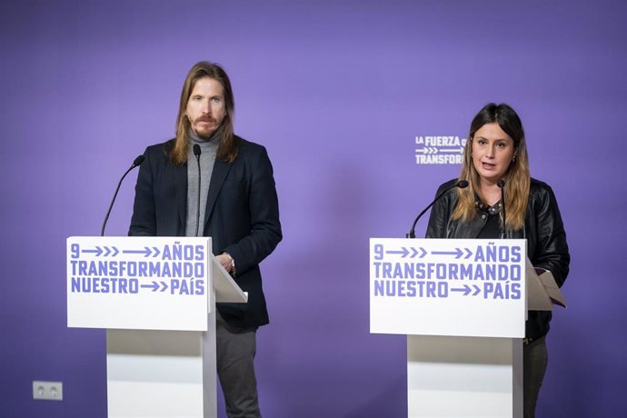 Los portavoces de Podemos, Pablo Fernández y Alejandra Jacinto, ofrecen una rueda de prensa en la sede de Podemos, a 20 de febrero de 2023, en Madrid (España). 