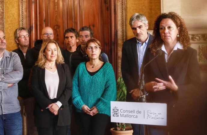 La presidenta del Consell de Mallorca, Catalina Cladera, explica el acuerdo.