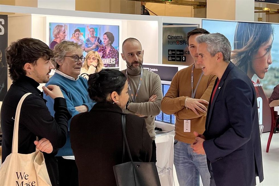 El vicepresidente y consejero de Universidades, Igualdad, Cultura y Deporte, Pablo Zuloaga, se reúne con participantes en las jornadas de Diálogos de Cine y Producción en el Festival de Cine de Berlín.