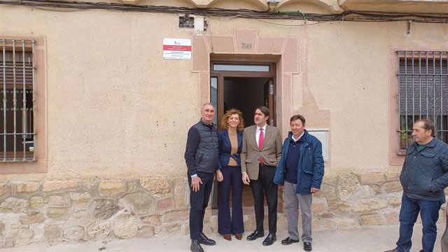 El consejero visita la vivienda rehabilitada en Veganzones (Segovia).