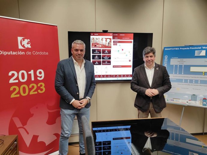 El presidente de Eprinsa, Víctor Montoro (izda.), y el alcalde de Montilla, Rafael Llamas.