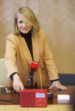 La presidenta interina de RTVE y de su Consejo de Administración, Elena Sánchez Caballero, durante el inicio de la emisión temporal del canal generalista de la radio pública ucraniana Suspilne Ukraine en DAB (Digital Audio Broadcasting), por Radio Nac