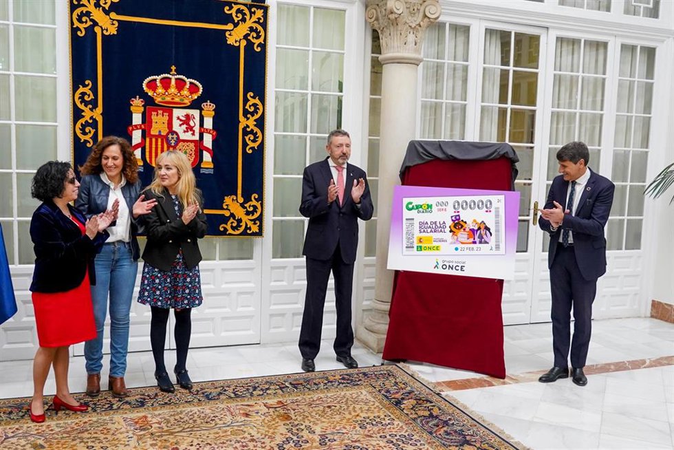 El delegado del Gobierno en Andalucía, Pedro Fernández (d), junto al el delegado de la ONCE en Andalucía, Cristóbal Martínez (2d), y ante la presencia de las secretarias regionales de UGT, Carmen Castilla (3i), y CCOO, Nuria López (2i), aplauden después