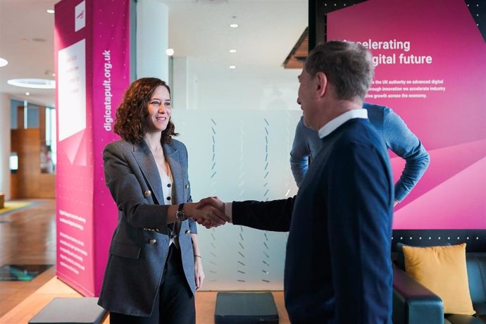 La presidenta de la Comunidad de Madrid, Isabel Díaz Ayuso, visita Digital Catapult, de Innovate UK, la agencia nacional de innovación del Gobierno británico, donde se reúne con el director de Política, Investigación y Compromiso Estratégico, Phil Young.