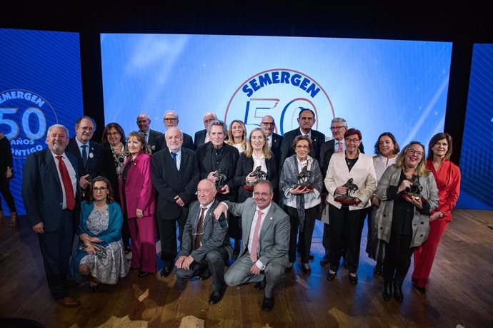 Foto de familia de los premiados en la gala del 50 aniversario de SEMERGEN.