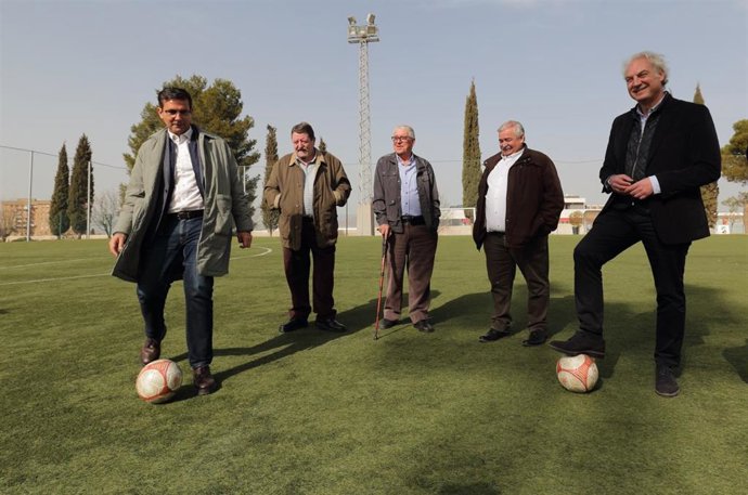 El alcalde de Granada, Francisco Cuenca, visita el polideportivo Parque Nueva Granada.