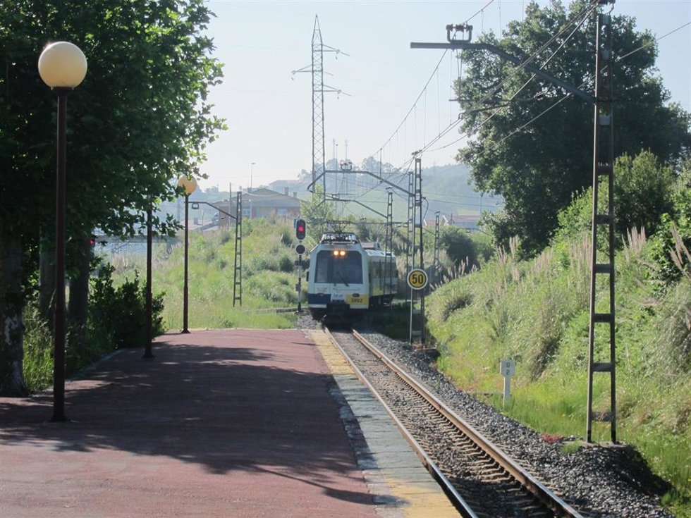 Archivo - Un tren de cercanías llegando a la estación 