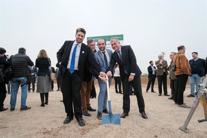 El candidato del PP a la Alcaldía de Sevilla, José Luis Sanz, primero a la derecha, con los fundadores de la Asociación Sevilla Quiere Metro, en el inicio de las obras del ramal técnico de la línea 3 del Metro.