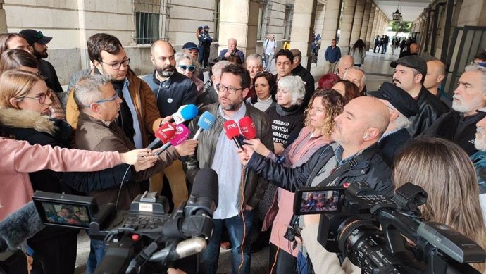 El portavoz parlamentario de Adelante Andalucía, José Ignacio García, atiende a los medios en los juzgados del Prado de San Sebastián de Sevilla, en el marco de una concentración por el juicio contra Cristina Honorato y Francisca Maqueda.