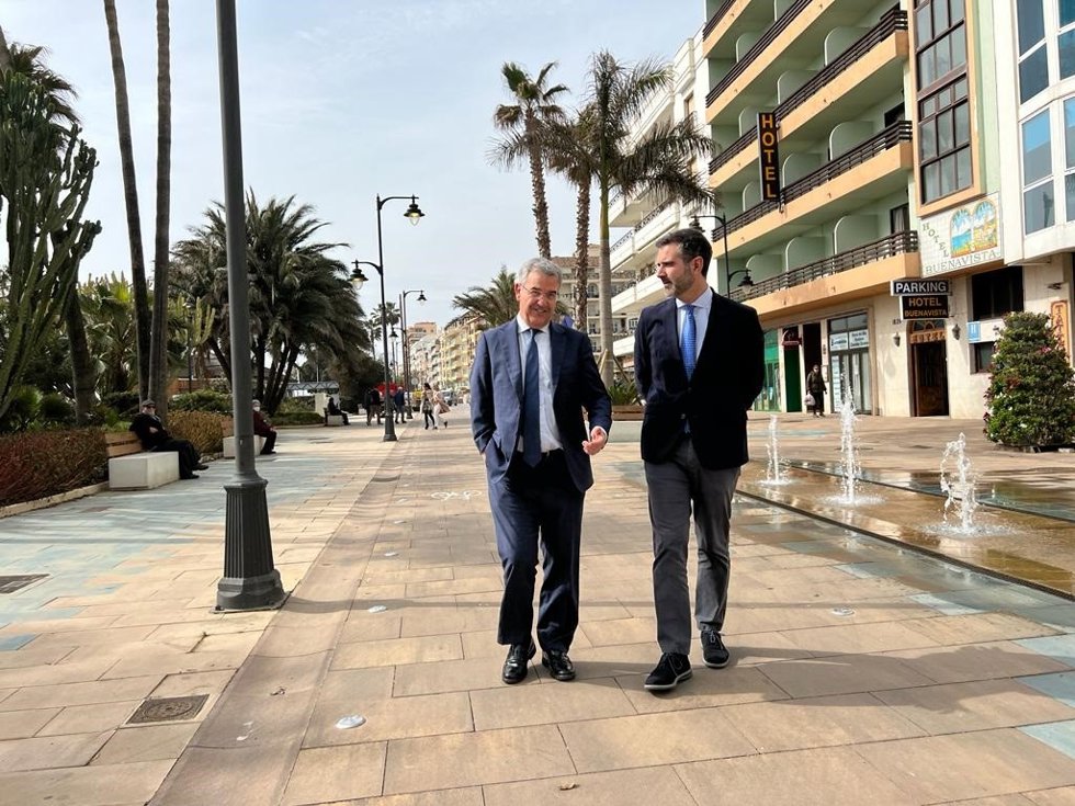 El alcalde de Estepona, José María García Urbano, y el consejero de Sostenibilidad, Ramón Fernández-Pacheco, en una visita a Estepona