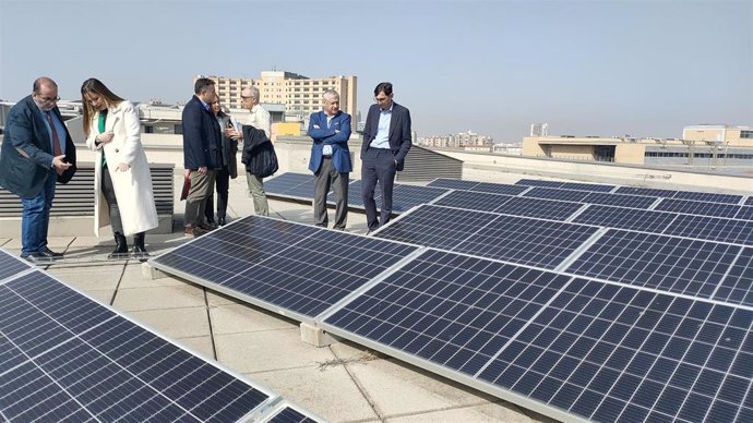 La consejera de Universidad, Maru Díaz, visita las instalaciones fotovoltaicas en el campus San Francisco