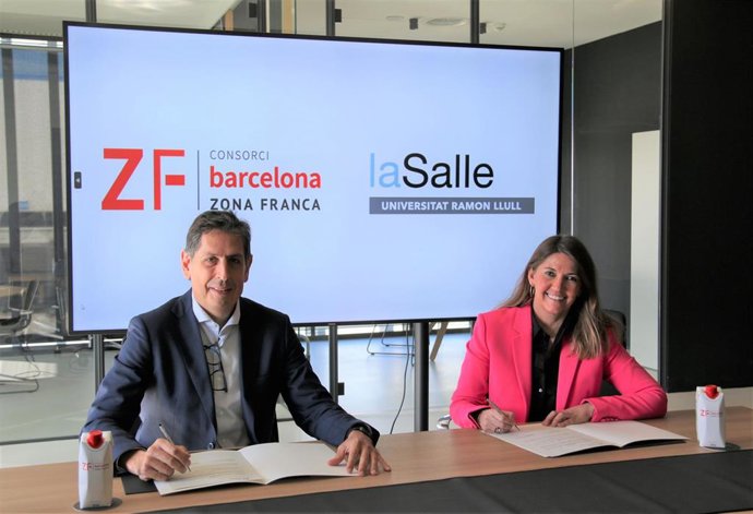 El director general de La Salle-URL, Josep Santos, y la directora general del CZFB, Blanca Sorigué, firmando el acuerdo para formar parte del Consejo de Empresas Corporate Board Council de La Salle Campus Barcelona- URL
