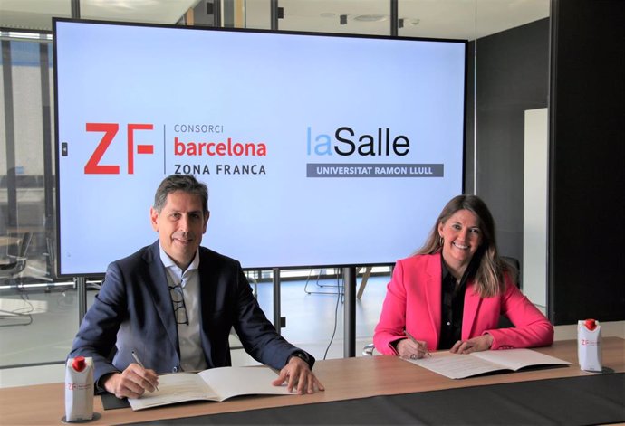 El director general de La Salle-URL, Josep Santos, y la directora general del CZFB, Blanca Sorigué, firmando el acuerdo para formar parte del Consejo de Empresas Corporate Board Council de La Salle Campus Barcelona- URL
