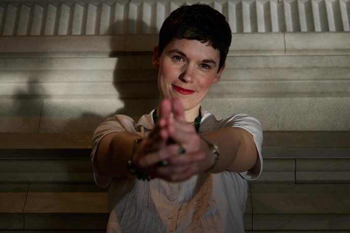 La escritora Kim Sherwood posa durante una entrevista para Europa Press donde ha presentado la novela Doble o nada, a 20 de febrero de 2023, en Barcelona (España)