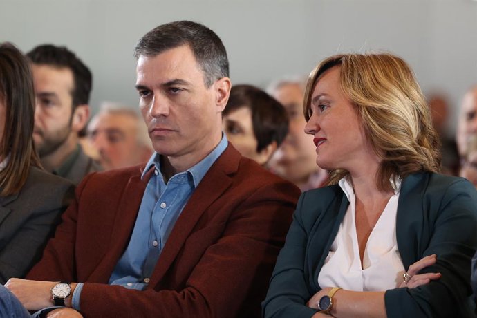 El secretario general del PSOE y presidente del Gobierno, Pedro Sánchez, y la portavoz nacional del PSOE y ministra de Educación y Formación Profesional, Pilar Alegría, durante un acto de precampaña en el Palacio de Congresos, a 18 de febrero de 2023, e
