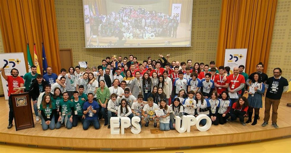 Foto de familia tras el torneo clasificatorio de la Firts LEGO League en la Pablo de Olavide.