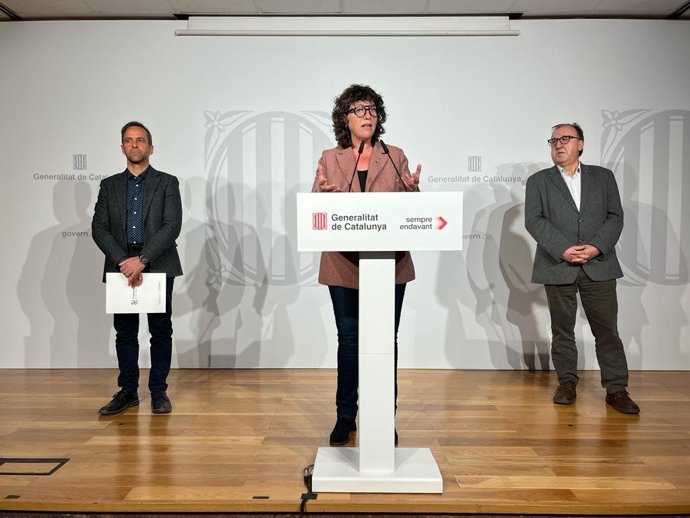 La consellera d'Acció Climtica, Alimentació i Agenda Rural , Teresa Jord; el secretari d'Alimentació, Carmel Mdol, i el director gerent de Prodeca, Ramon Sentmartí