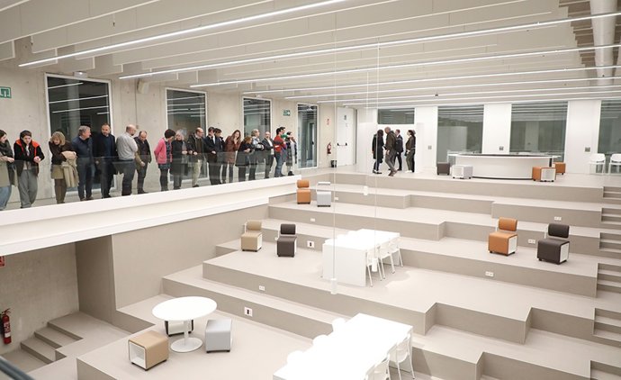 Un momento de la visita al espacio de trabajo colaborativo en la 09 bis.