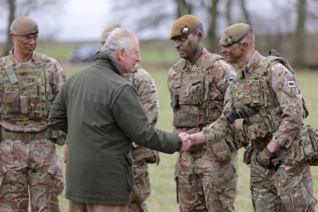 El rey Carlos III durante una visita a soldados ucranianos en un campo de entrenamiento británico