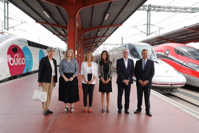 Archivo - La ministra de Transportes, Movilidad y Agenda Urbana, Raquel Sánchez; la secretaria de Estado de Transportes, Isabel Pardo de Vera, y eel presidente de Renfe, Isaías Táboas, entre otros, en una imagen de archivo.