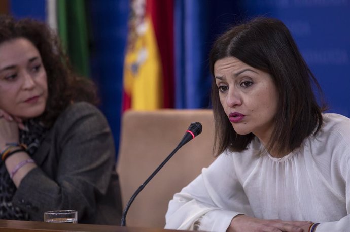 La portavoz parlamentaria de Por Andalucía, Inmaculada Nieto (i), y la portavoz federal de IU, Sira Rego (d), en rueda de prensa en el Parlamento andaluz.