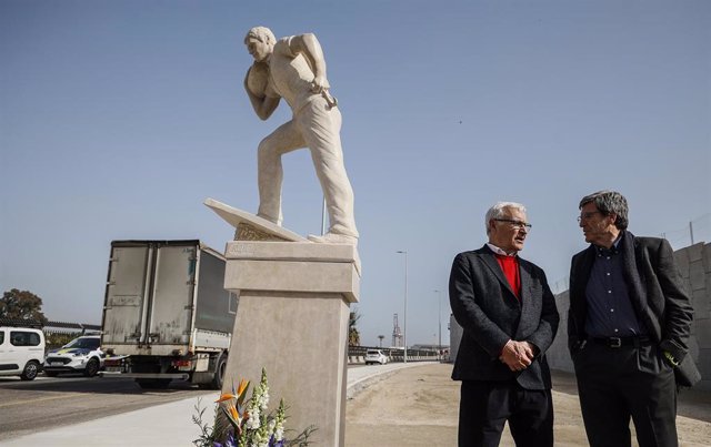 El alcalde de València, Joan Ribó (i) y el presidente de la Autoridad Portuaria de València, Aurelio Martínez (d), durante el acto de inauguración del monumento en homenaje a los estibadores portuarios muertos, en el Puerto de València