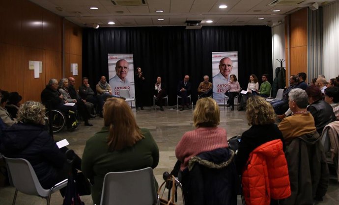 El candidato a revalidar la Alcaldía de Sevilla, Antonio Muñoz, reunido con colectivos de personas con discapacidad.