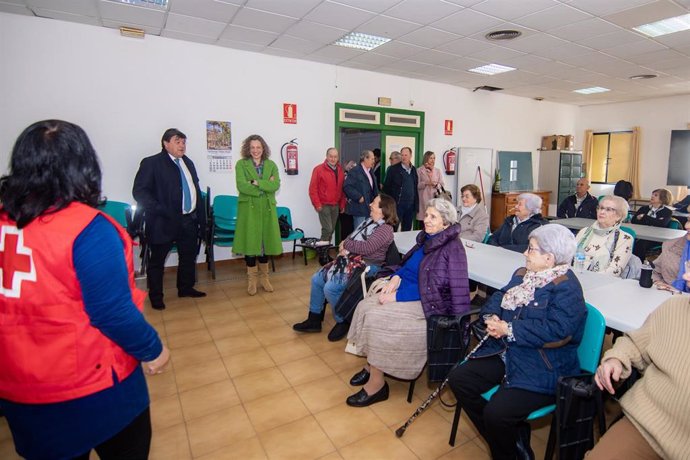 El alcalde de Huelva, Gabriel Cruz, visita uno de los talleres de 'Cognitivamente'.